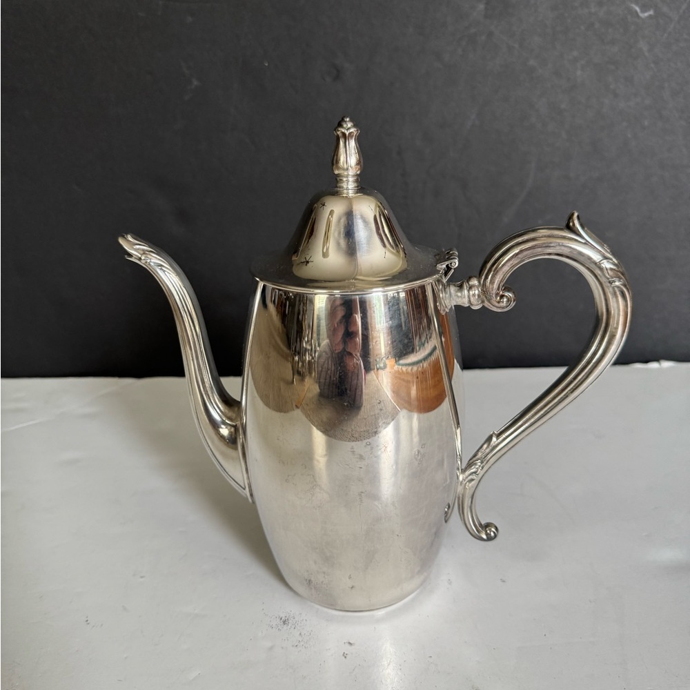 Vintage Oneida Silversmiths Silverplate Coffee Pot 9” Tall